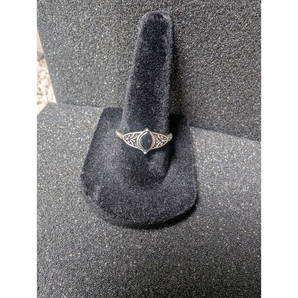 Silver Toned Ring With Black Oval Stone And Flower Pattern - Size 7.5‎
